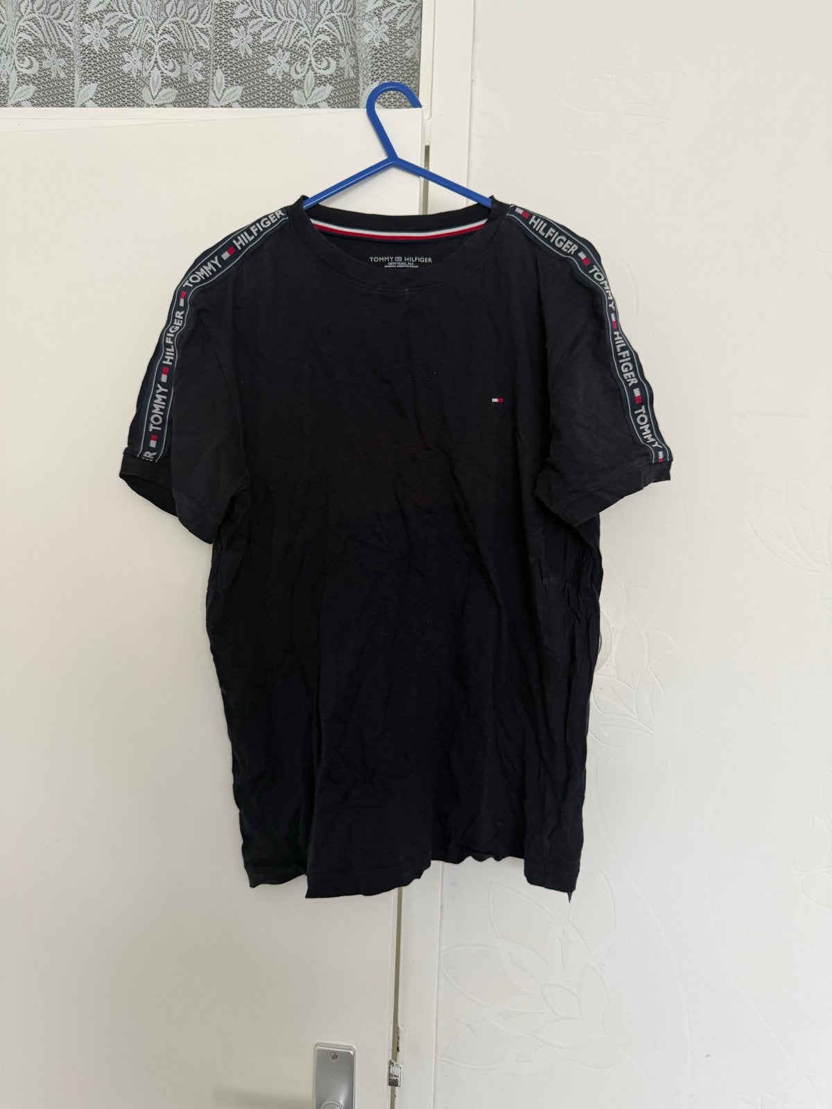 Tommy Hilfiger T-shirt Zwart met Logo Banden Maat M, Kleding | Heren, T-shirts, Ophalen of Verzenden, Gedragen, Maat 48/50 (M)
