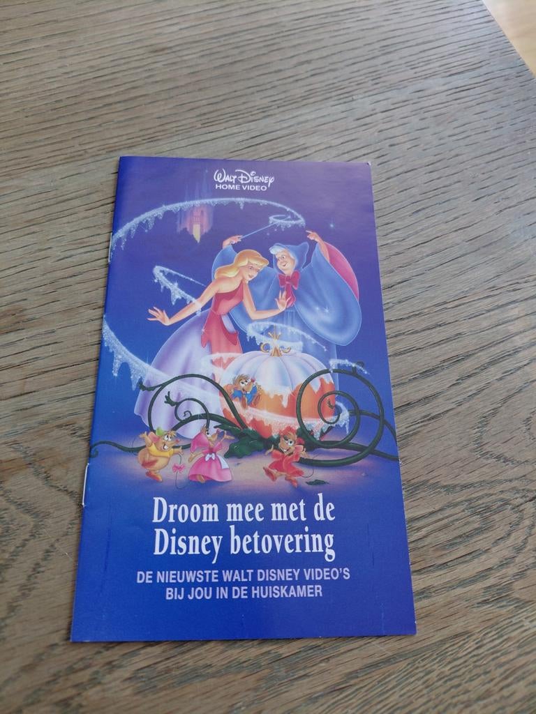 Disney video boekje informatie en prijzen nieuwe banden., Ophalen of Verzenden, Assepoester of Belle, Zo goed als nieuw, Papier, Kaart of Schrift
