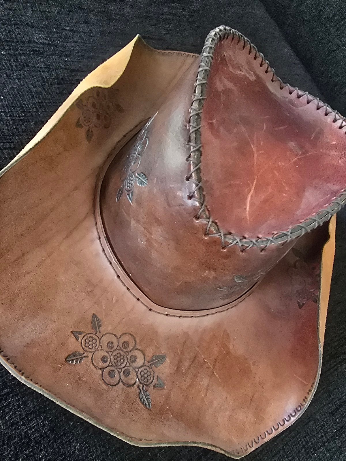Unieke handgemaakte leren cowboyhoed met bloemmotief DOOS E, Hoed, Handgemaakt, Gedragen, One size fits all