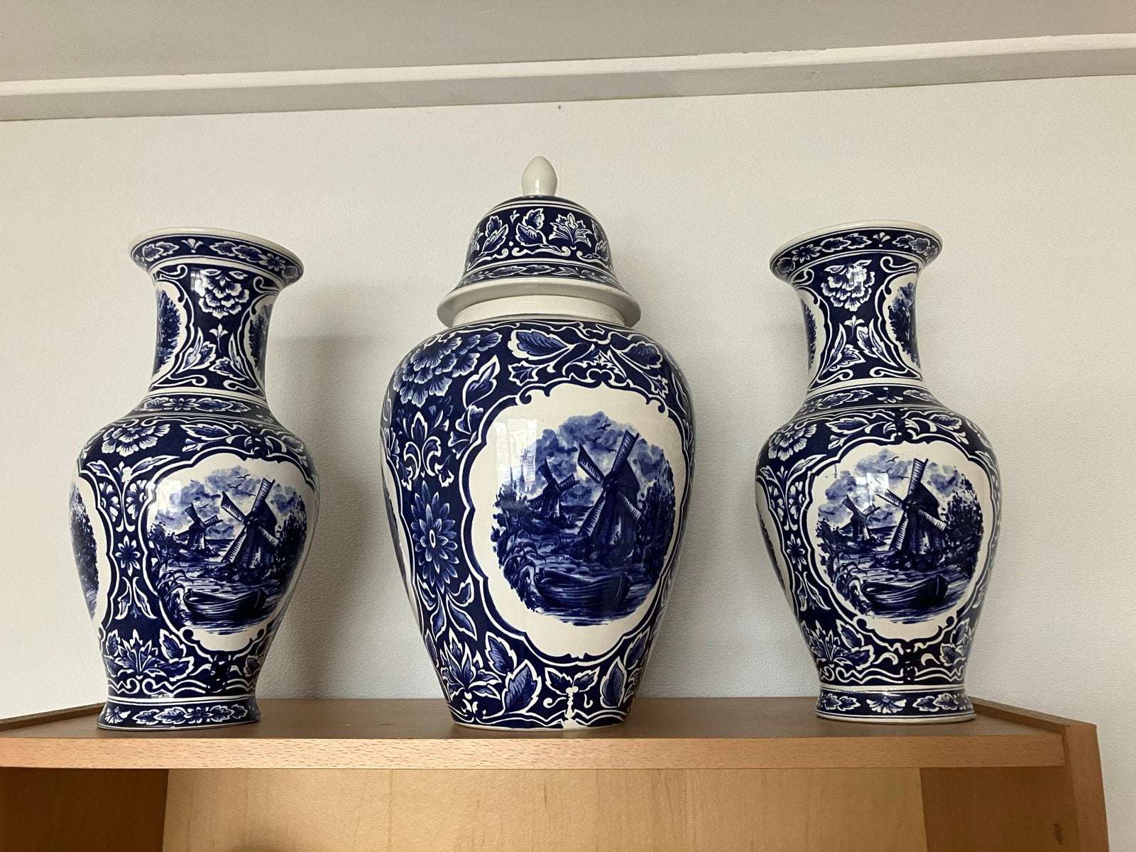 Delfts Blauwe vazen set met dekselvaas - molen decoratie, Antiek en Kunst, Antiek | Vazen, Ophalen of Verzenden
