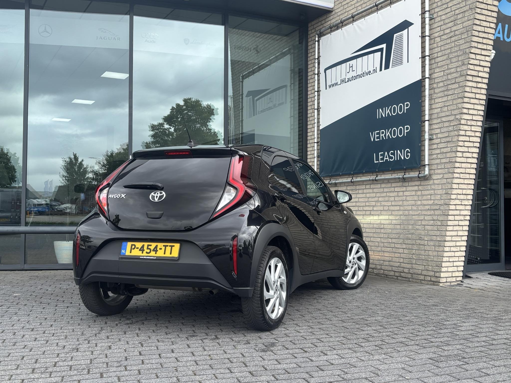 Toyota Aygo X FIRST*ACC*CAMERA*ECC*CARPLAY*5-DEURS*NAP*LM-VE, Stof, Gebruikt, 920 kg, 4 stoelen