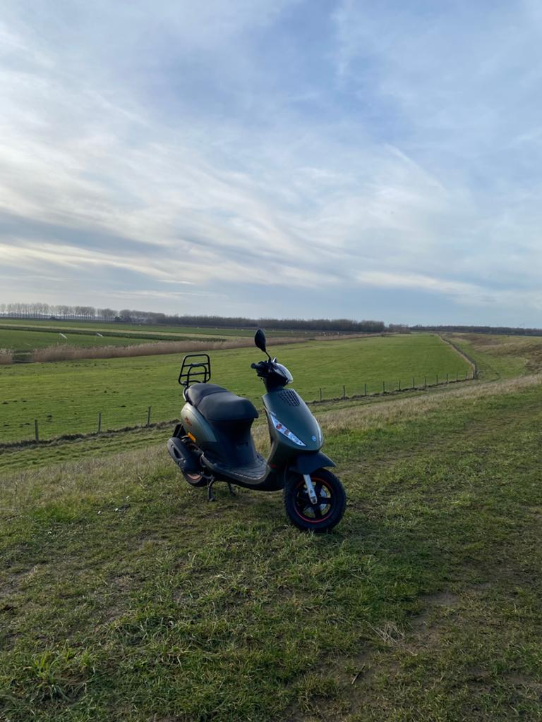 Piaggio zip iget 50cc 4t, Fietsen en Brommers, Scooters | Piaggio, Ophalen, Maximaal 45 km/u, Zip, Zo goed als nieuw