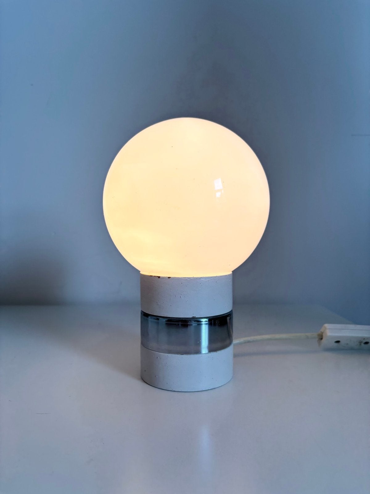 Vintage space age tafellamp met opaalglazen bol uit 70s, Met schakelaar, Wit, Gebruikt, -