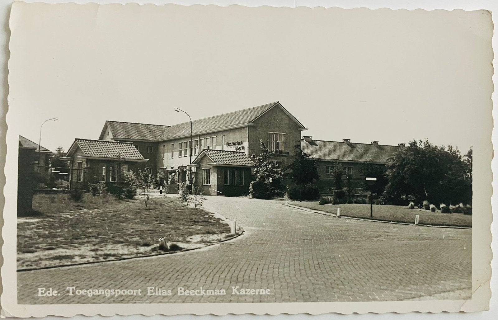 Ansichtkaart Ede Toegangspoort Elias Beeckman Kazerne, Verzamelen, Ansichtkaarten | Nederland, Ophalen of Verzenden, 1940 tot 1960
