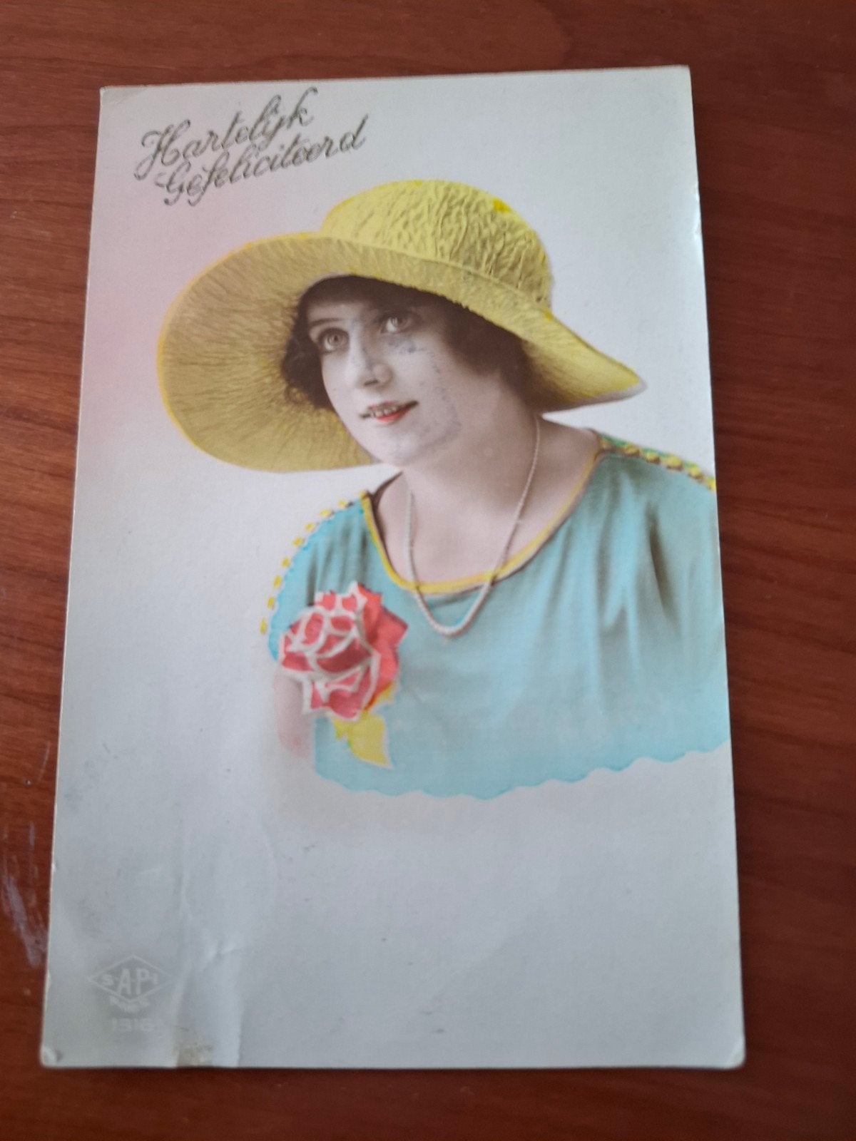 Ansichtkaart Dame met Gele Hoed en Roos - 1928, Ophalen of Verzenden, 1920 tot 1940, Gelopen, Overige thema's
