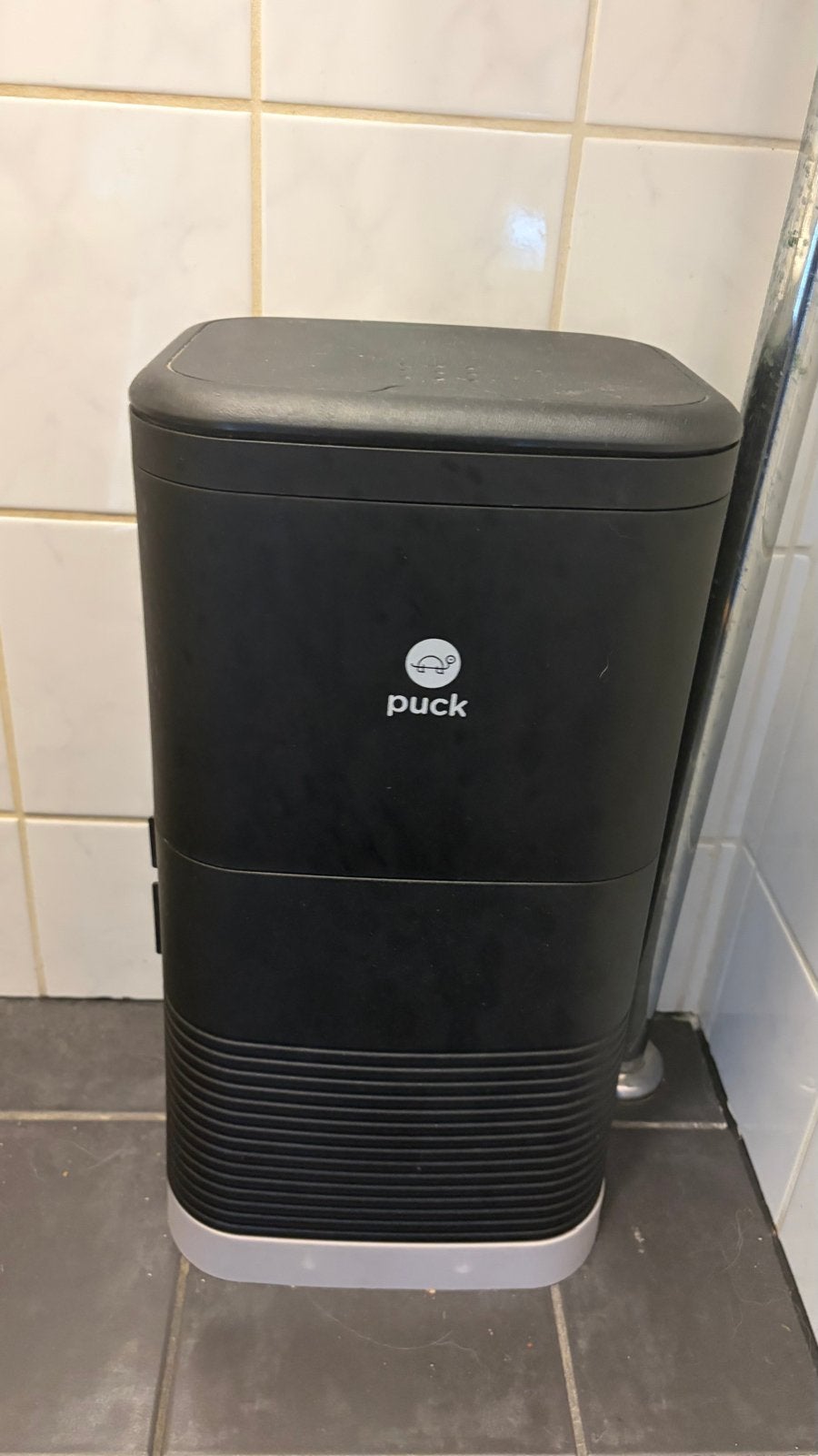 Puck afvalemmer - Zwart - Zo goed als nieuw 2 te koop, Huis en Inrichting, Ophalen, 50 – 75, Kunststof, Met pedaal