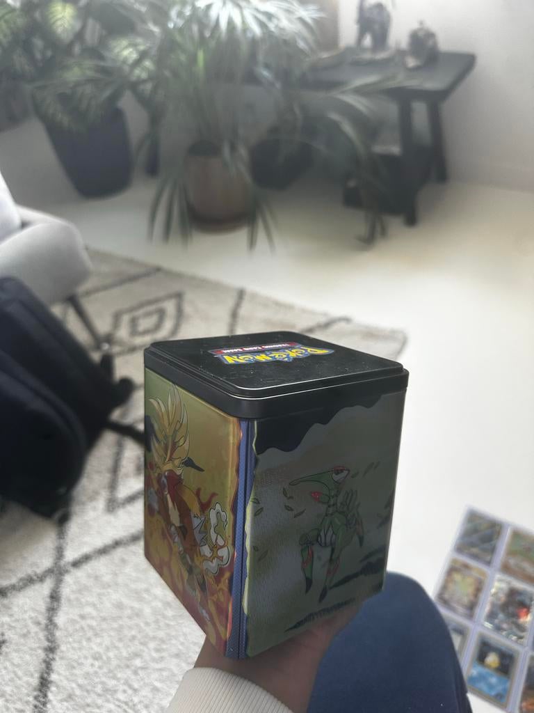 Lege Pokémon Tin Box - Bewaar je kaarten veilig!, Hobby en Vrije tijd, Verzamelkaartspellen | Pokémon, Ophalen of Verzenden, Zo goed als nieuw