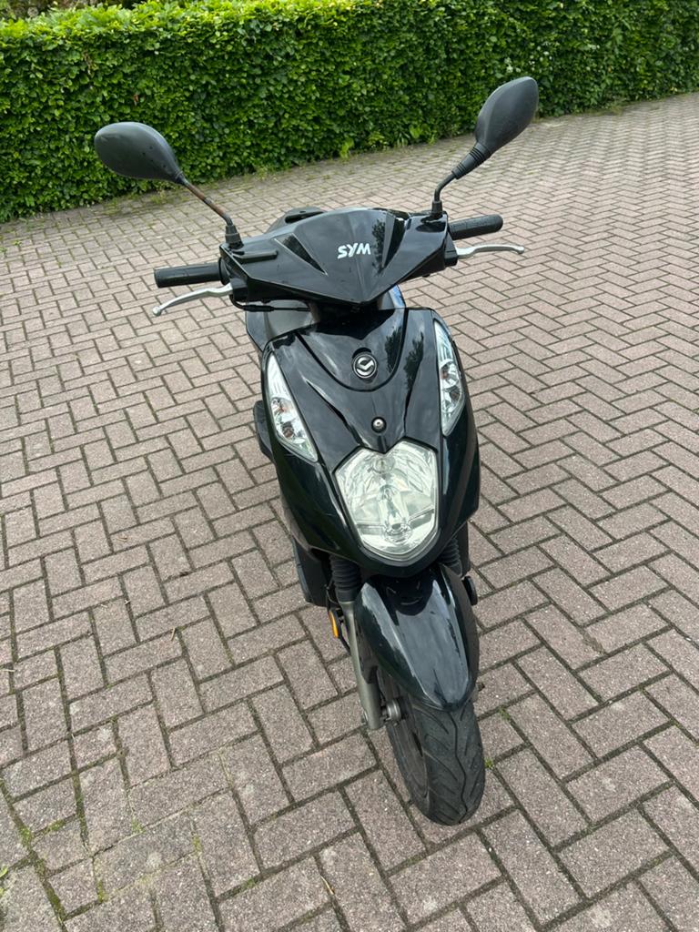Zwarte Sym Scooter - Goede Staat opgevoerd, Fietsen en Brommers, Ophalen, Gebruikt, Maximaal 45 km/u, Benzine