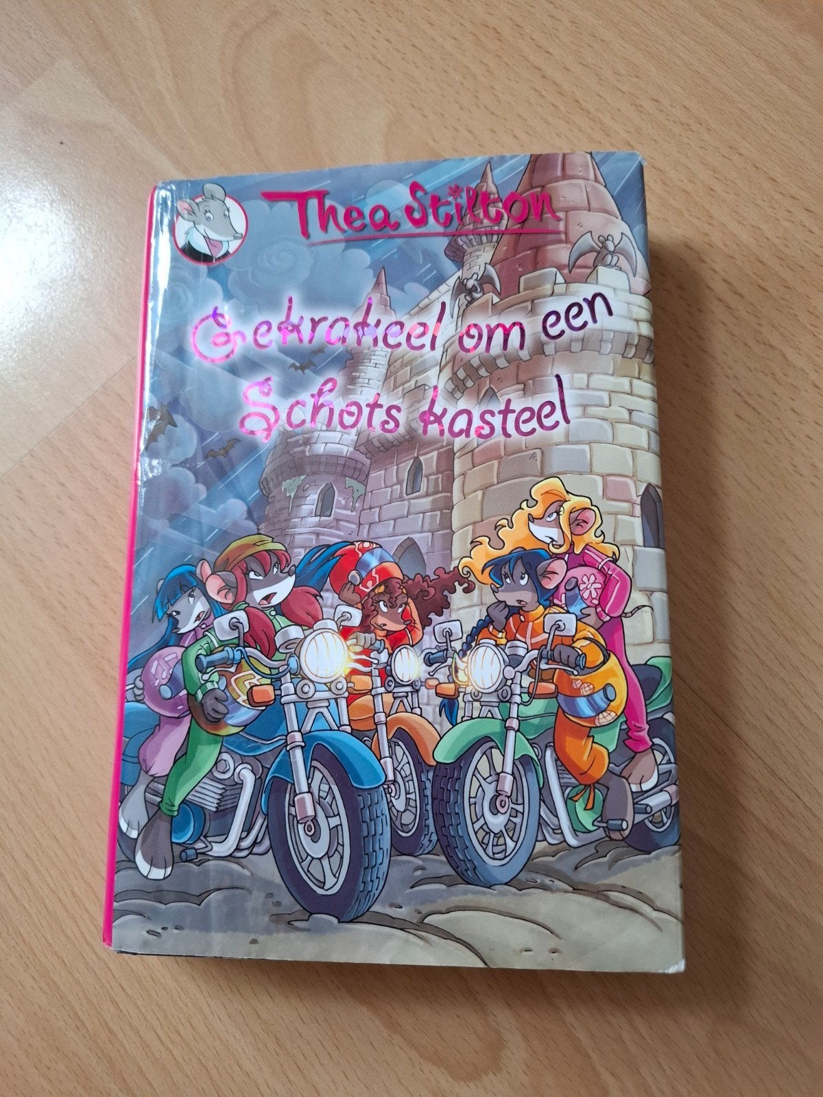 Thea Stilton Gekrakeel om een Schotse kasteel, Ophalen of Verzenden, Zo goed als nieuw