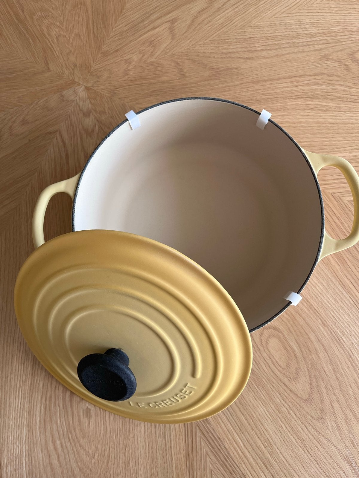 Le Creuset braadpan geel 24 cm - zo goed als nieuw, Huis en Inrichting, Keuken | Potten en Pannen, Ophalen, Met deksel, Le Creuset