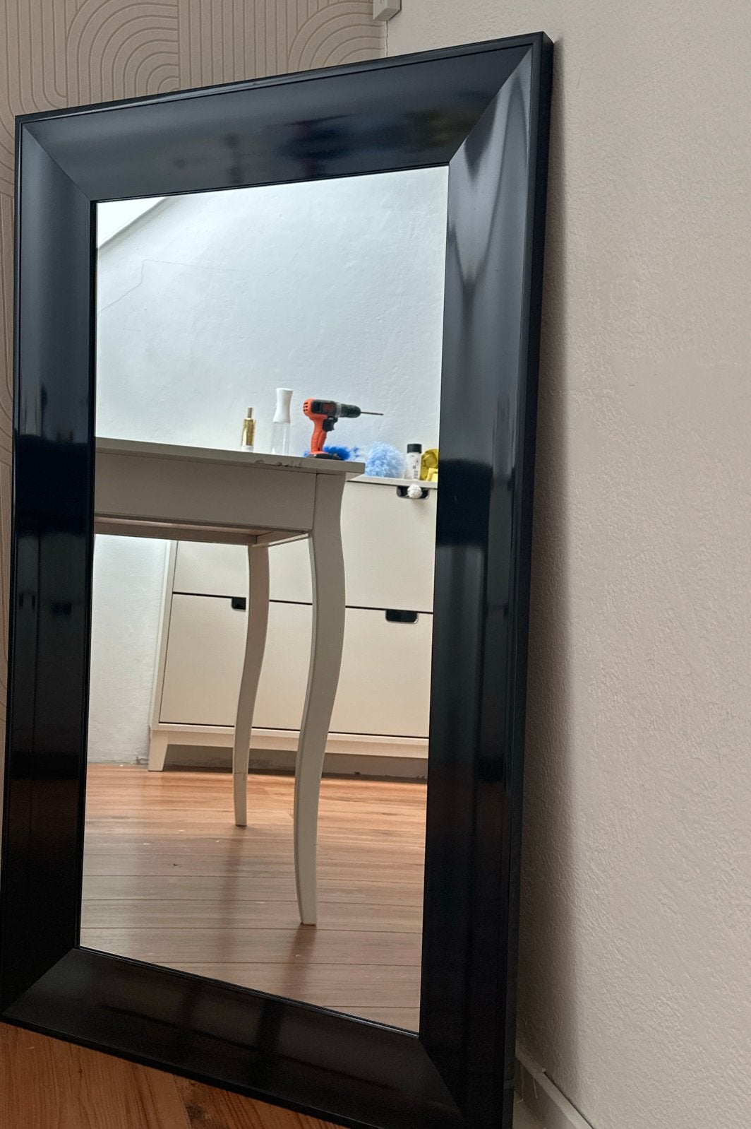 Grote spiegel met zwarte lijst, Huis en Inrichting, Woonaccessoires | Spiegels, Ophalen, 100 tot 150 cm, Zo goed als nieuw, Rechthoekig