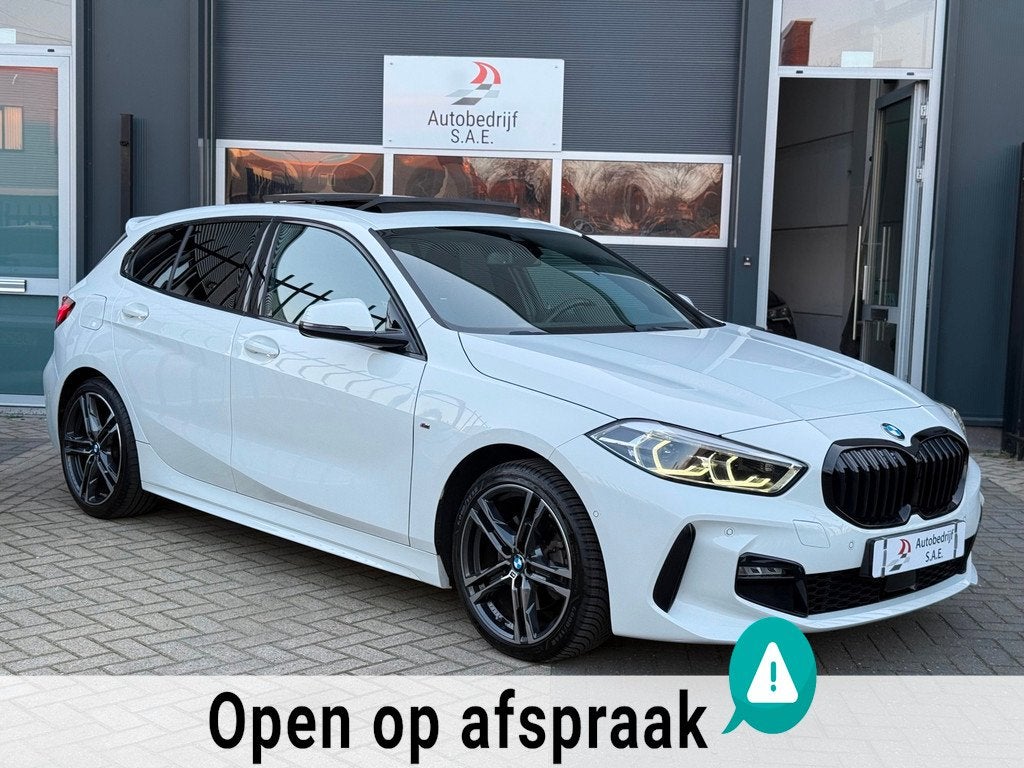 BMW 1-serie 118i M Sport PANO|M SEAT| CARPLAY |SFEER |LED !, Auto's, 136 pk, Gebruikt, Wit, Origineel Nederlands