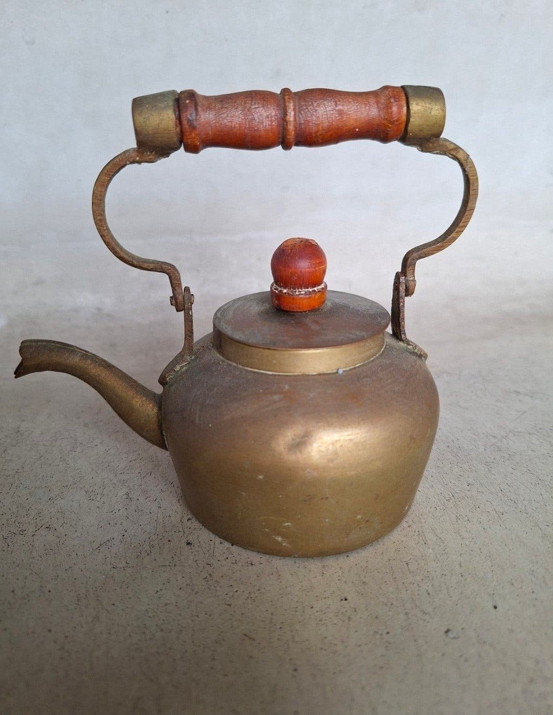Antieke koperen theepot met houten handvat, Antiek en Kunst, Ophalen of Verzenden, Koper
