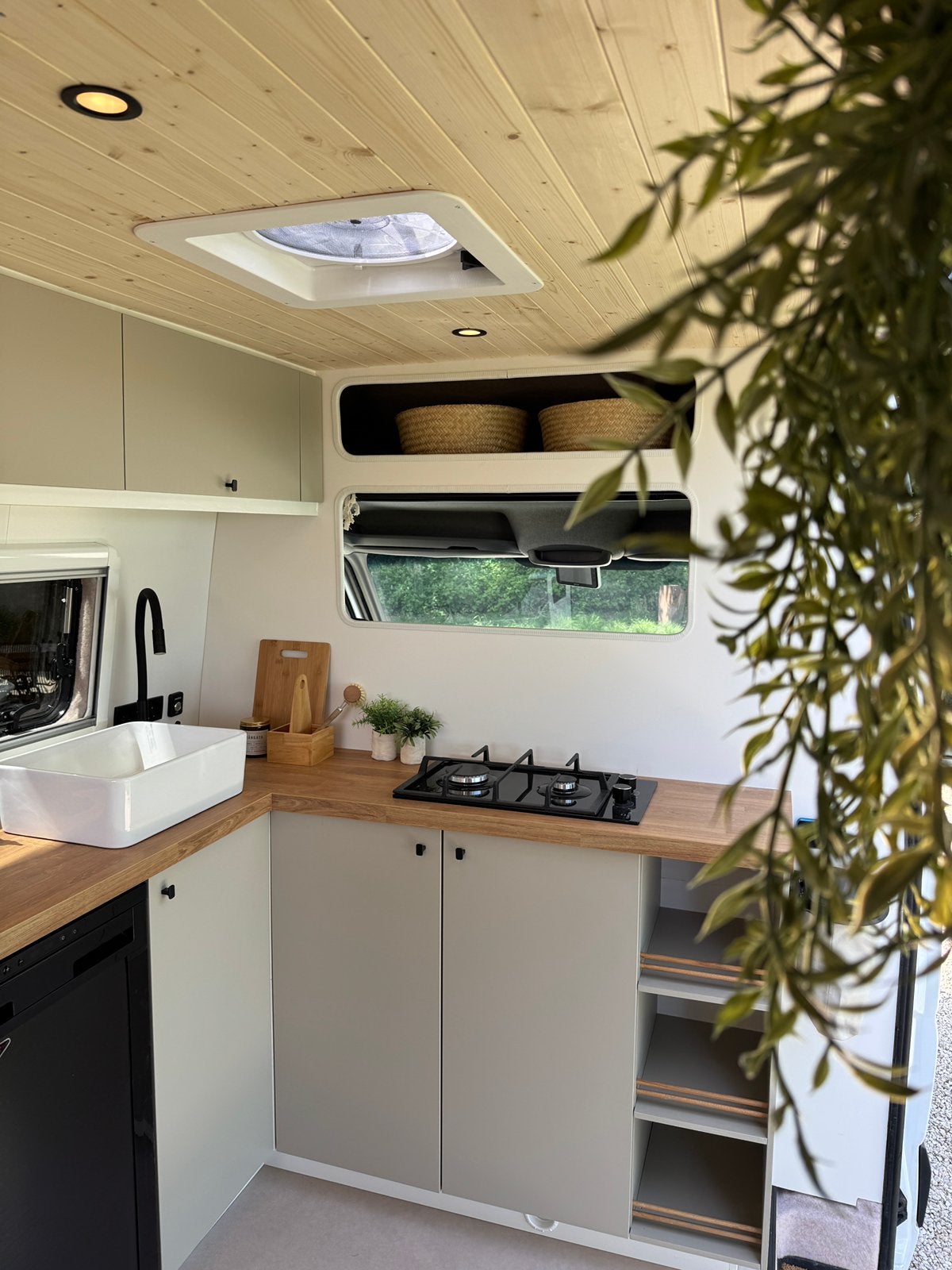 Mercedes Sprinter buscamper|Nieuwe inbouw 2026|Instapklaar, Achteruitrijcamera, Buscamper of Camperbus, Tot en met 2, Bedrijf