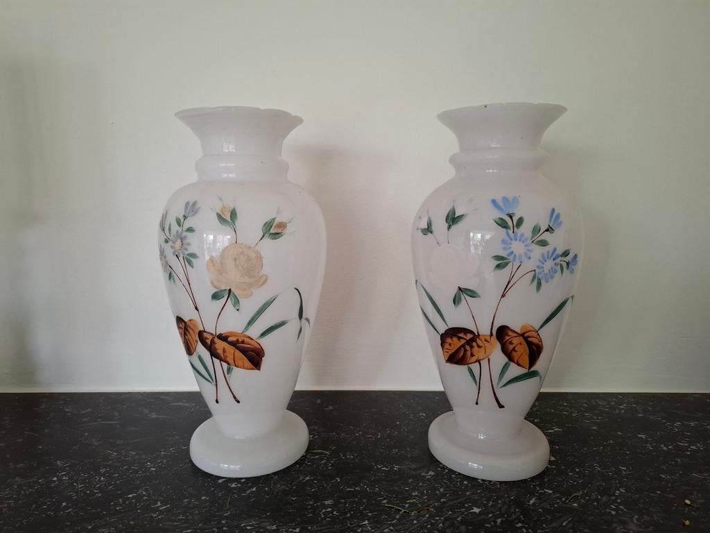 Antieke Opaline vazen met bloemmotief uit 1870, Ophalen of Verzenden