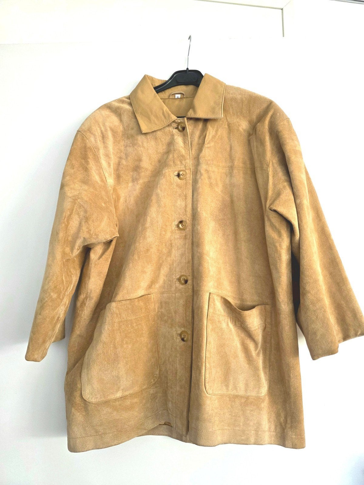 Halflange gevoerde bijzondere suede geelbeige kwaliteitsjas, Ophalen of Verzenden, Zo goed als nieuw, Maat 42/44 (L), Beige