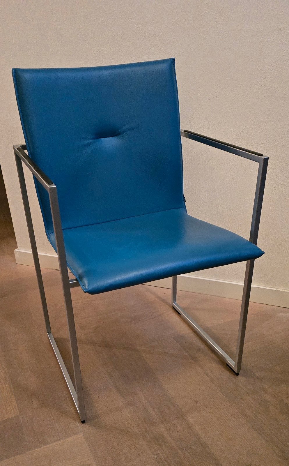 Arco frame eettafelstoel in helder blauw, Huis en Inrichting, Stoelen, Ophalen, Gebruikt, Blauw, Leer