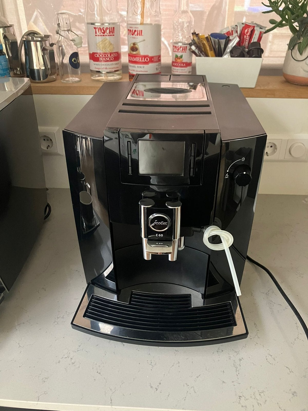 Gezocht Jura e6 /e8/s8 modellen !!! Defect of toe aan beurt!, 10 kopjes of meer, Ophalen, Zo goed als nieuw, Koffiemachine