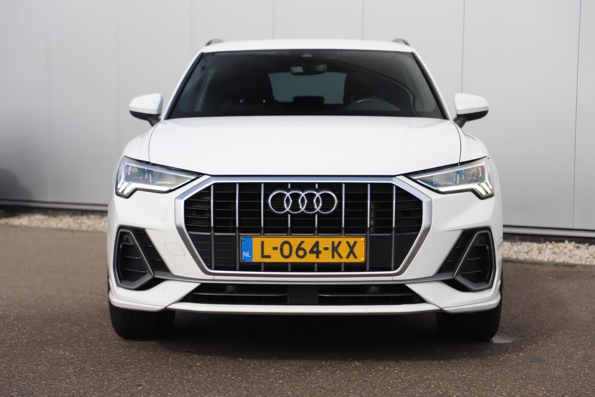 Foto 2 van Audi Q3 45 TFSI e S edition Automaat 19 inch LMV Half Leder