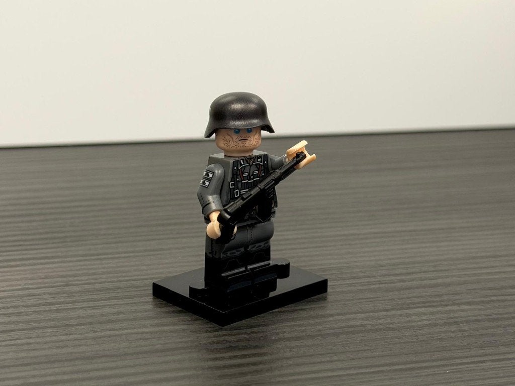 WW2 German Waffen Schutzstaffel minifig/minifigure met MP40., Verzenden, Landmacht, Duitsland, Miniatuur of Beeldje