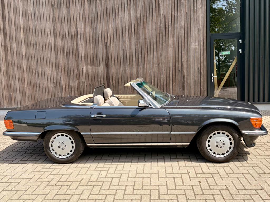 Mercedes-Benz 300 SL R107 1986 Europese auto, Auto's, Oldtimers, Automaat, Beige, Cabriolet, Zwart