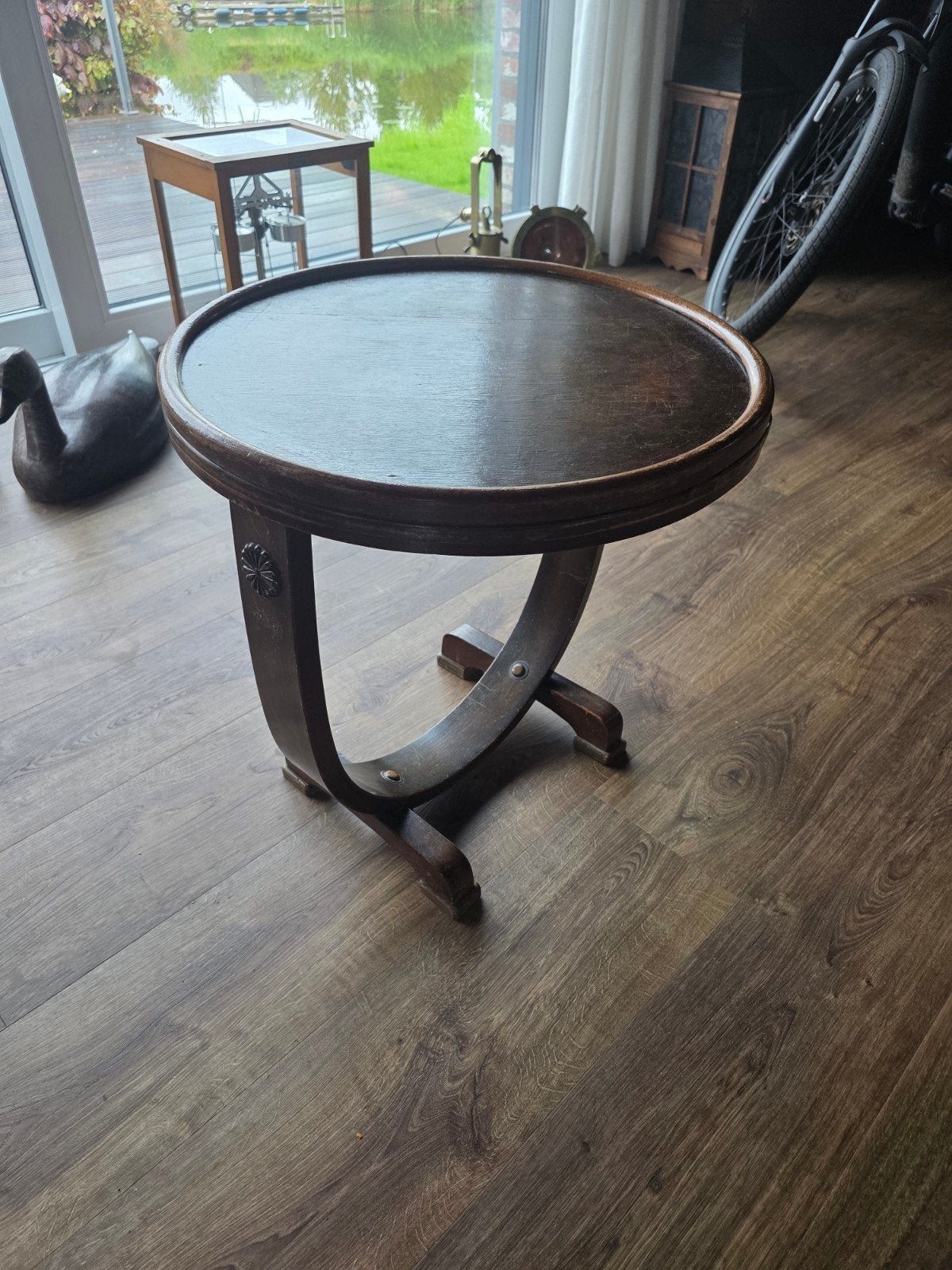 Mooie oude bijzettafel met koperen rand., Ophalen