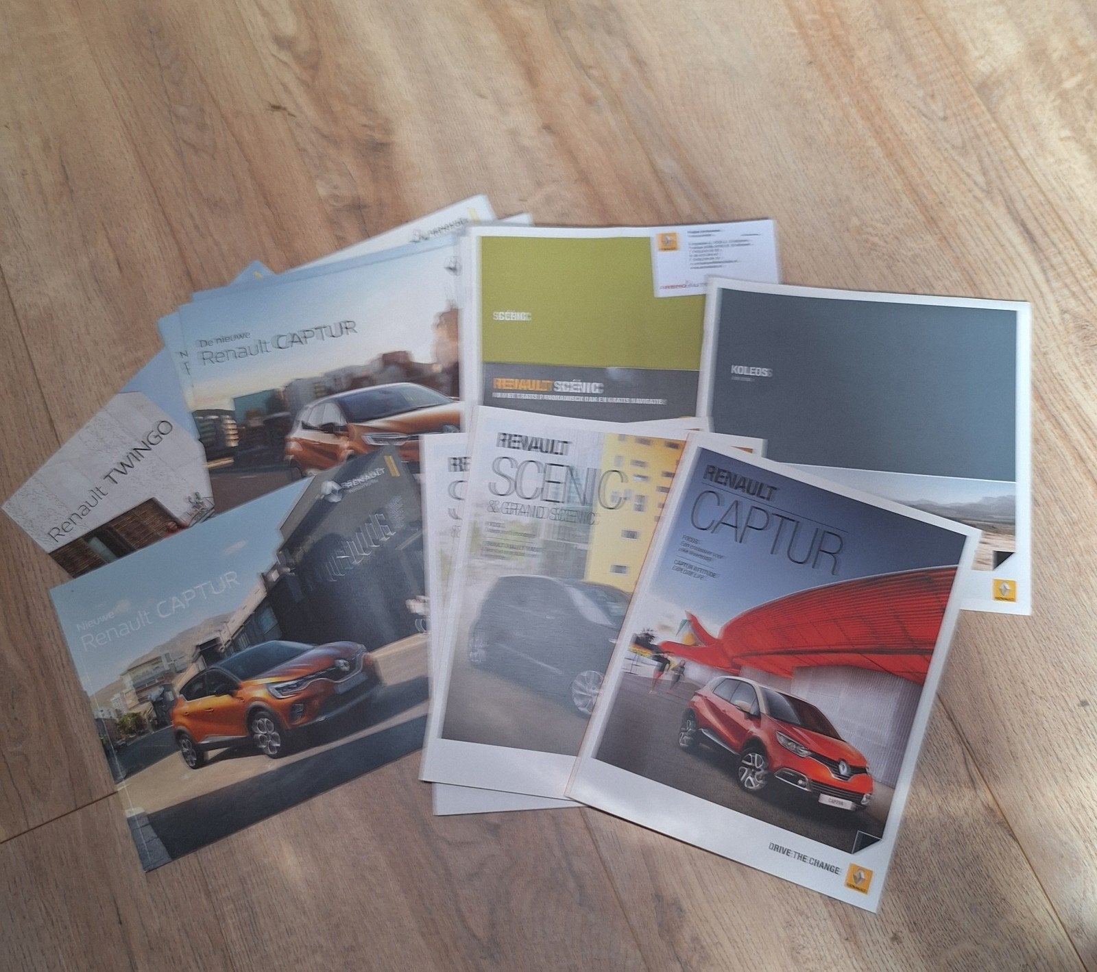 12 Renault folders, Ophalen of Verzenden