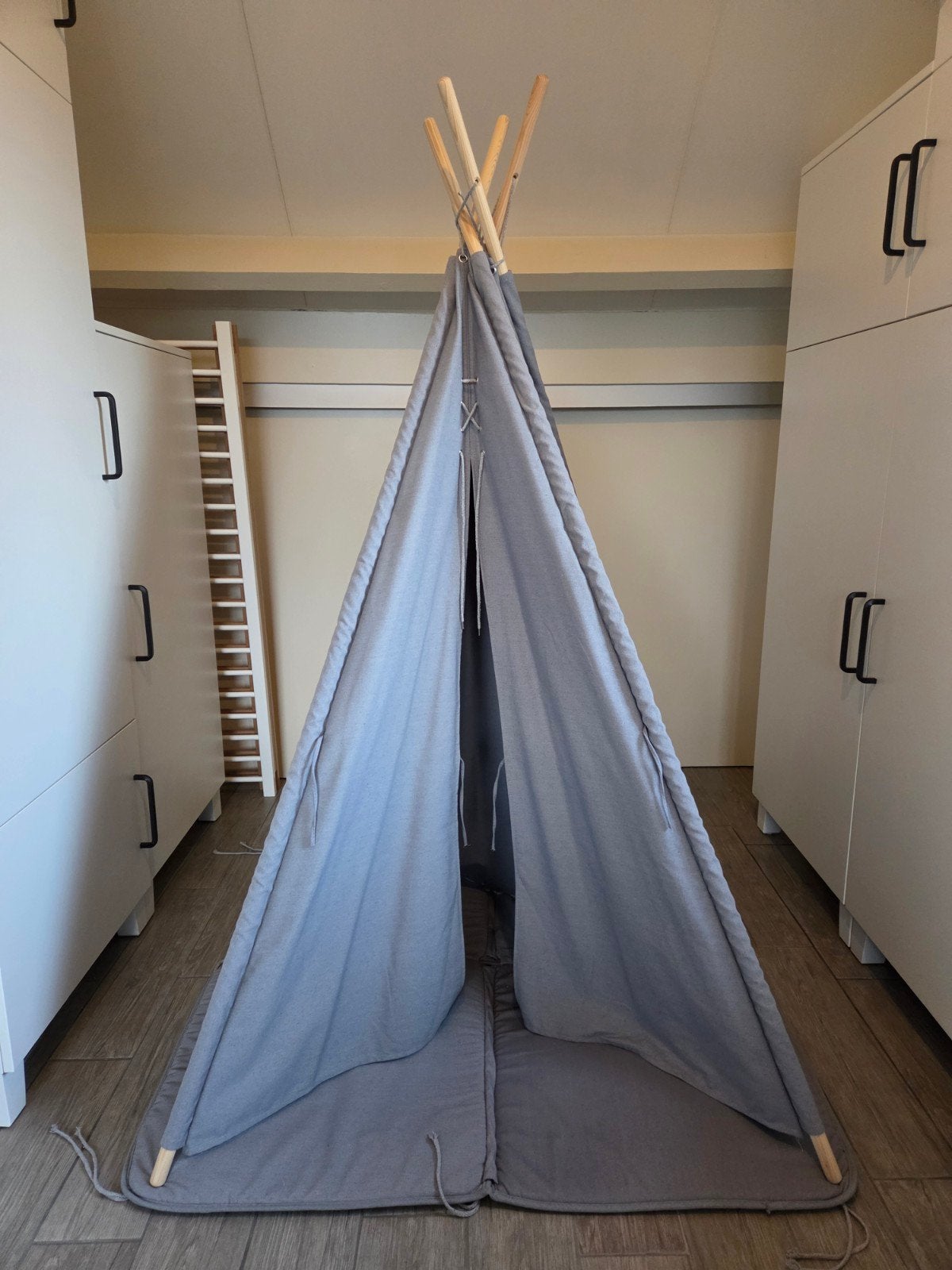 Grijze kinder tipi tent met speelmat, Ophalen, Zo goed als nieuw, Overige materialen