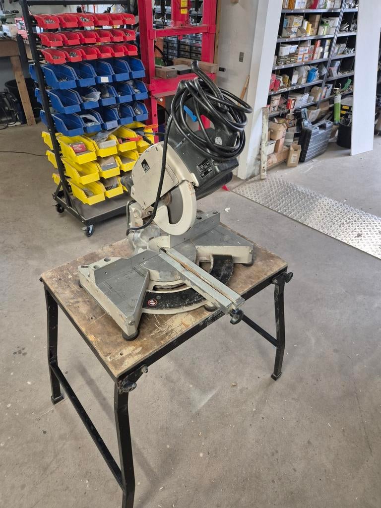 Elu afkortzaag op Elu inklapbare werktafel., Ophalen, Gebruikt
