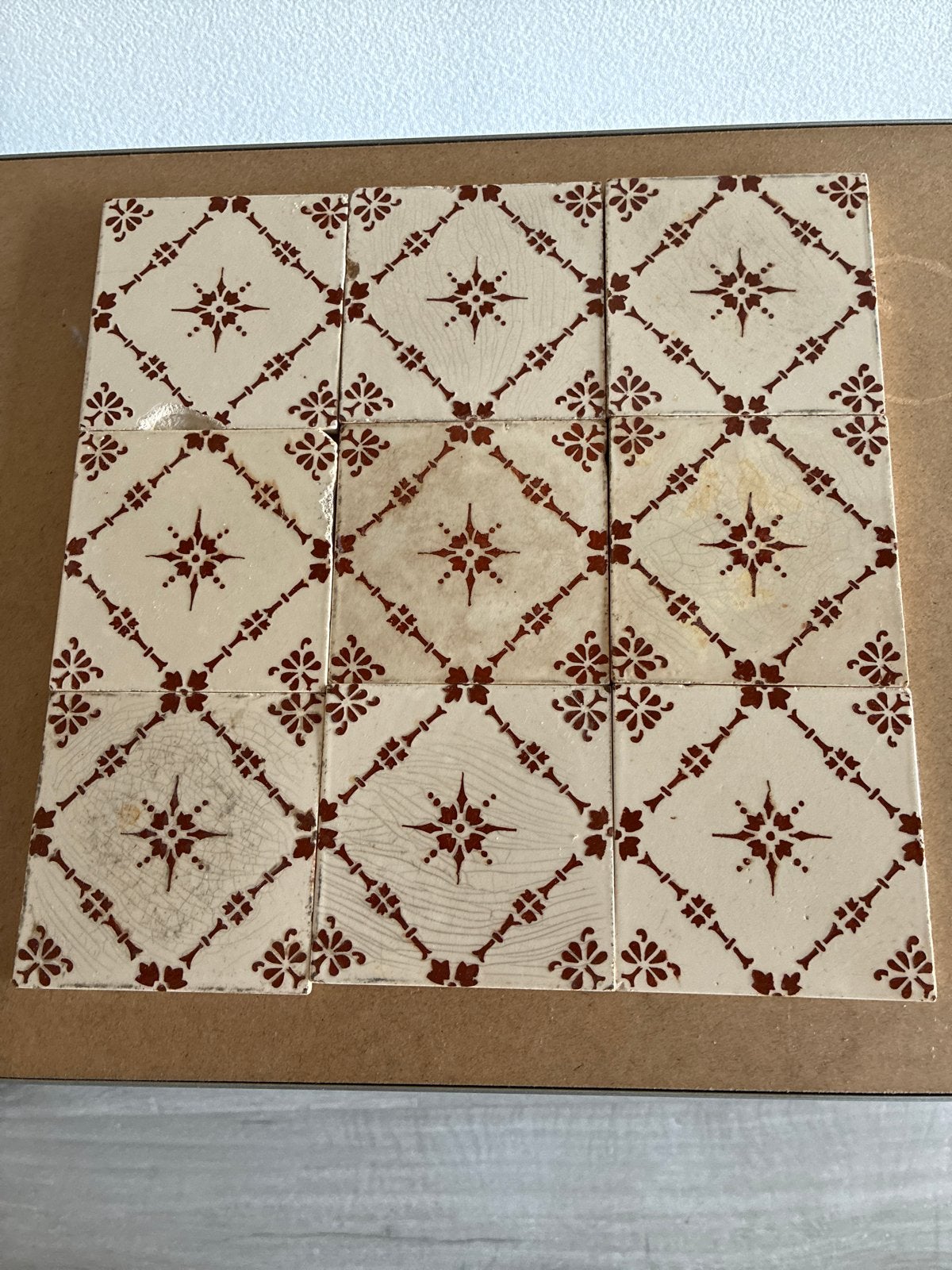 9 Antieke Tegels 11x11cm - Decoratief Bruin/Wit Patroon, Antiek en Kunst, Ophalen of Verzenden