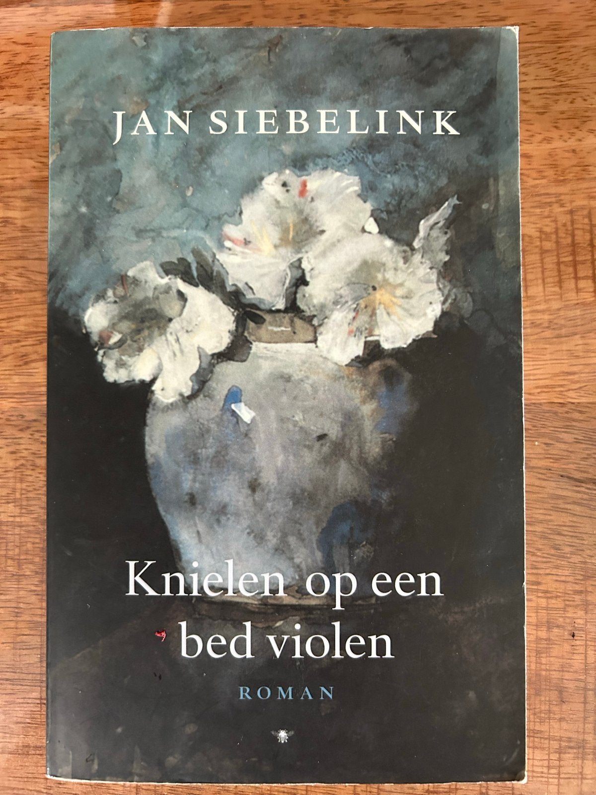 Knieën op een bed violen - Jan Siebelink Roman, Ophalen of Verzenden, Gelezen, Nederland