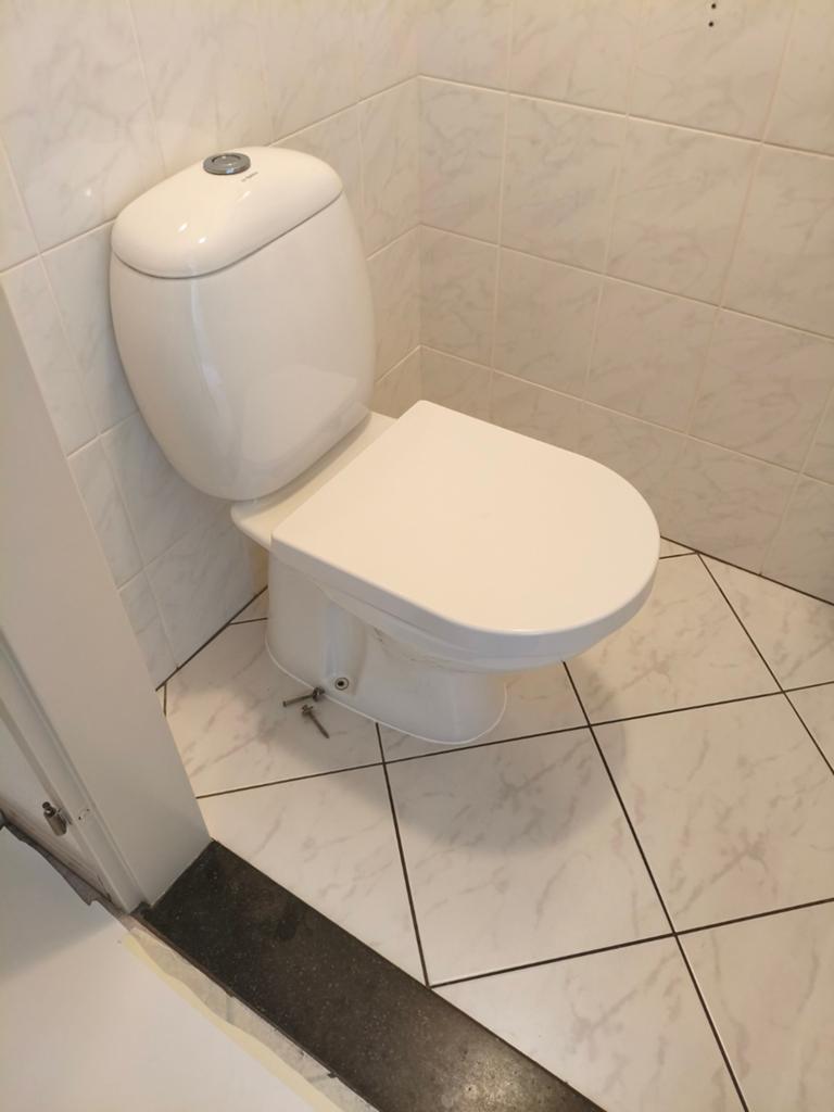 Witte staande toiletpot met stortbak, Doe-het-zelf en Verbouw, Sanitair, Ophalen of Verzenden, Gebruikt, Toilet