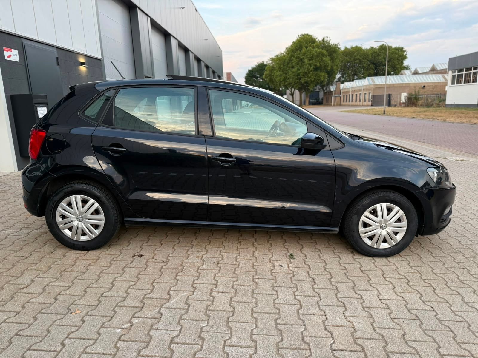 Volkswagen POLO 1.0 Panorama Schuifdak Facelift 5 deurs Tops, Stof, Gebruikt, 60 pk, Zwart