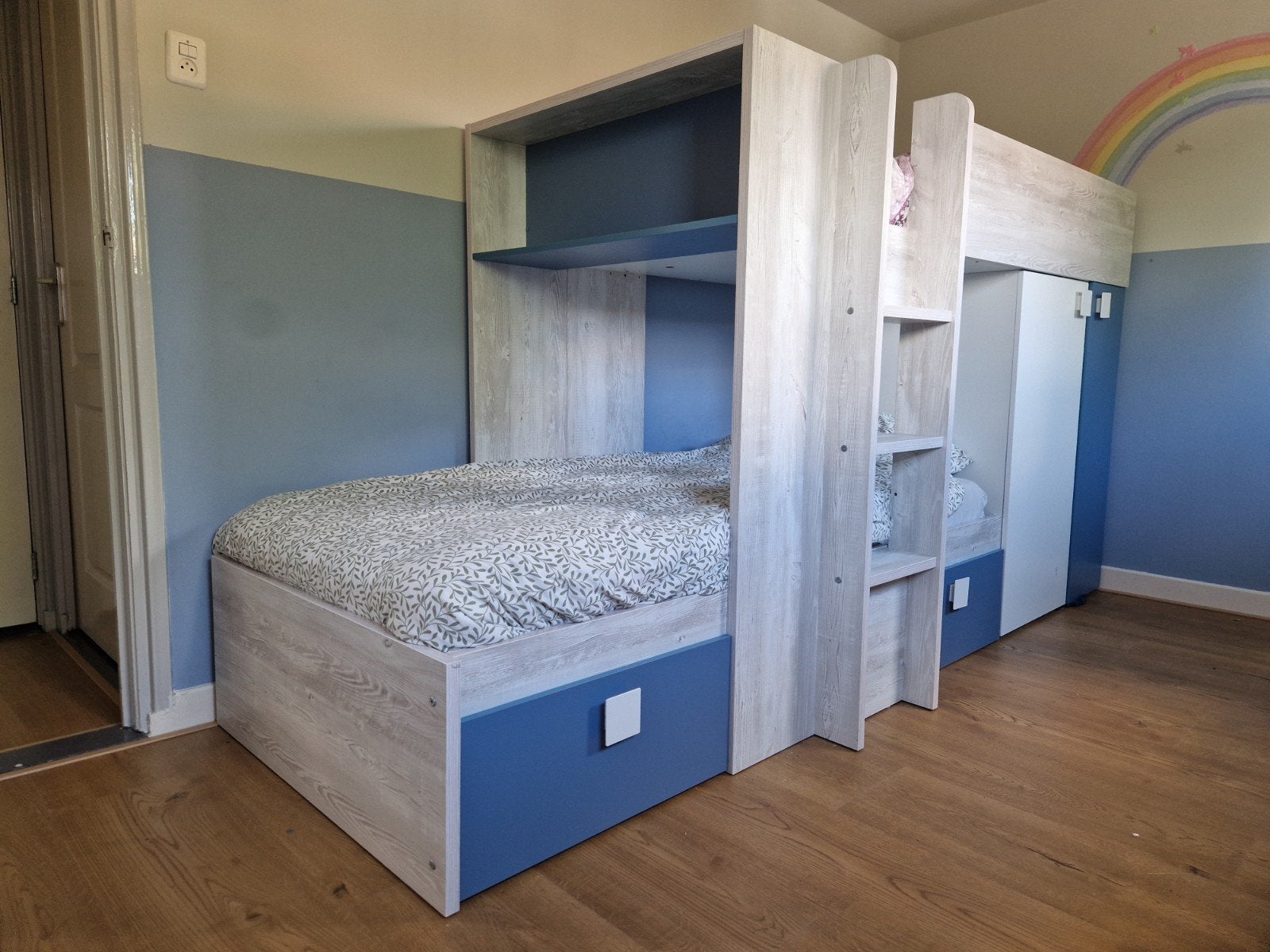blauw-wit stapelbed met ingebouwde kledingkast en lades, Ophalen, 90 cm, Eenpersoons, Nieuw