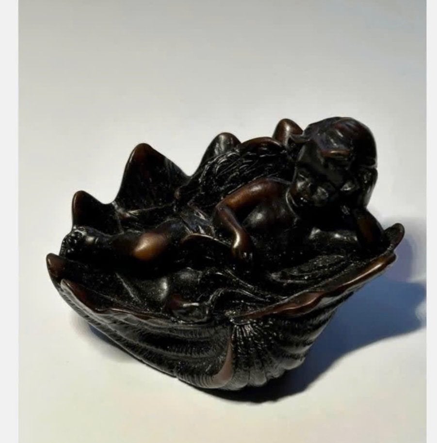 Engel in schelp, polystone, bruin, 7,5 x 6 cm, Ophalen of Verzenden, Zo goed als nieuw, Mens