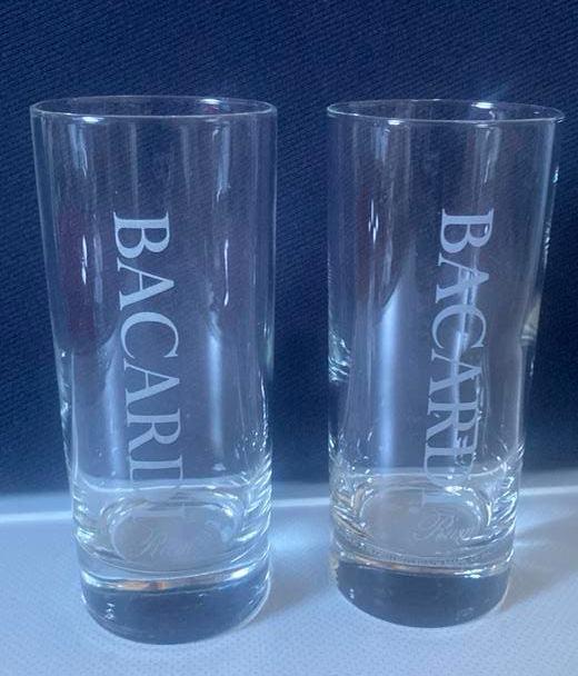 2 BACARDI rum glazen met logo en verzwaarde bodem. H.14,5 cm, Ophalen of Verzenden, Zo goed als nieuw, Borrel- of Shotglas