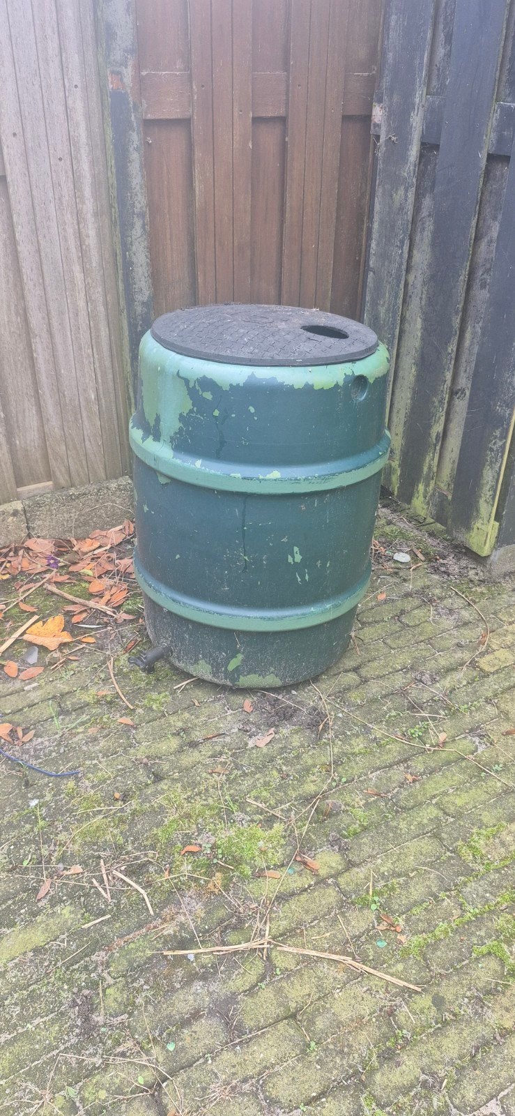 Gratis af te halen: Regen ton en dakgoot voor overkapping, 150 liter of meer, Ophalen, Gebruikt, Kunststof