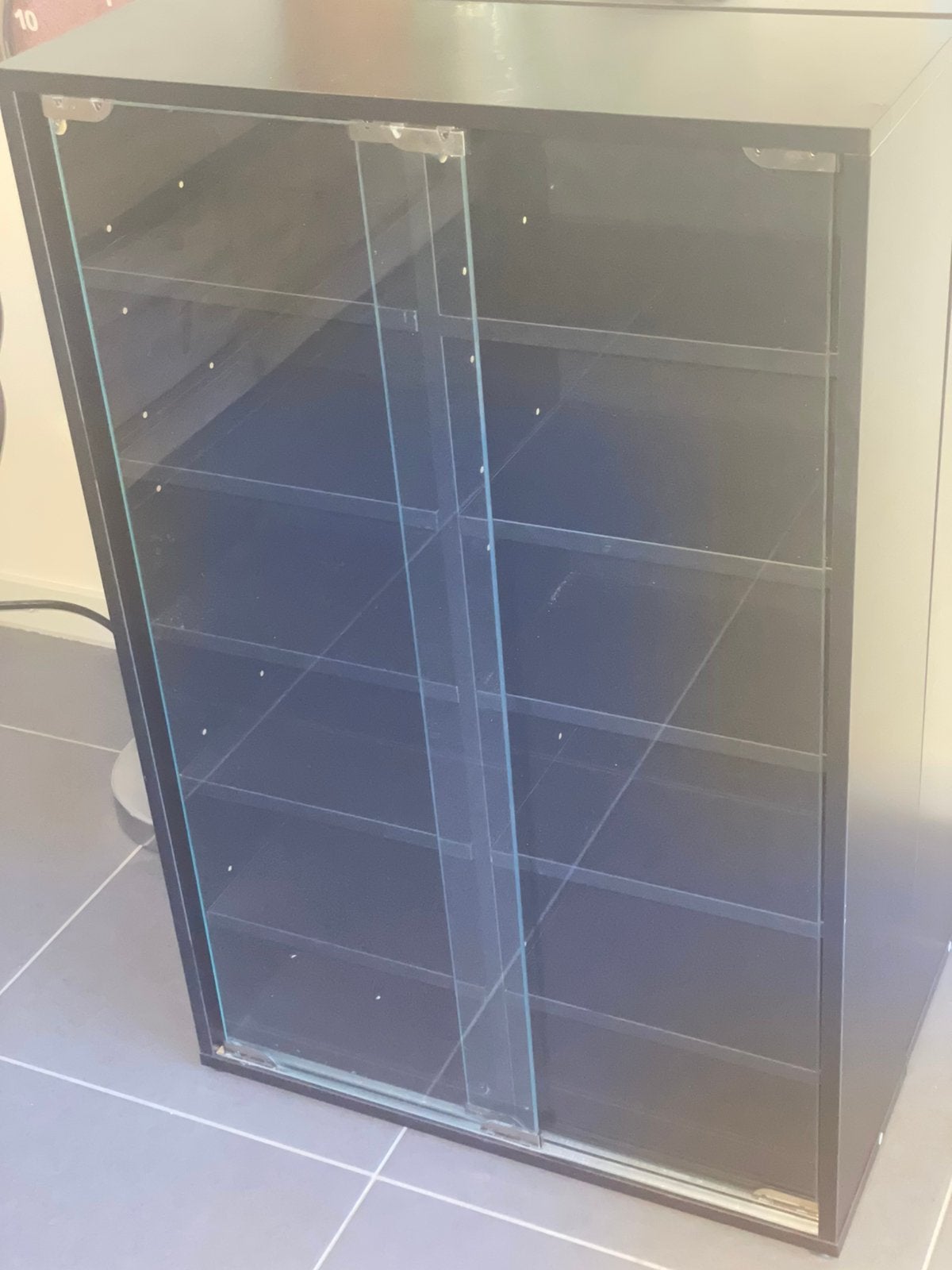 hang vitrinekast met glazen schuifdeuren, twee beschikbaar, Ophalen, Met plank(en), 50 tot 100 cm, Minder dan 25 cm