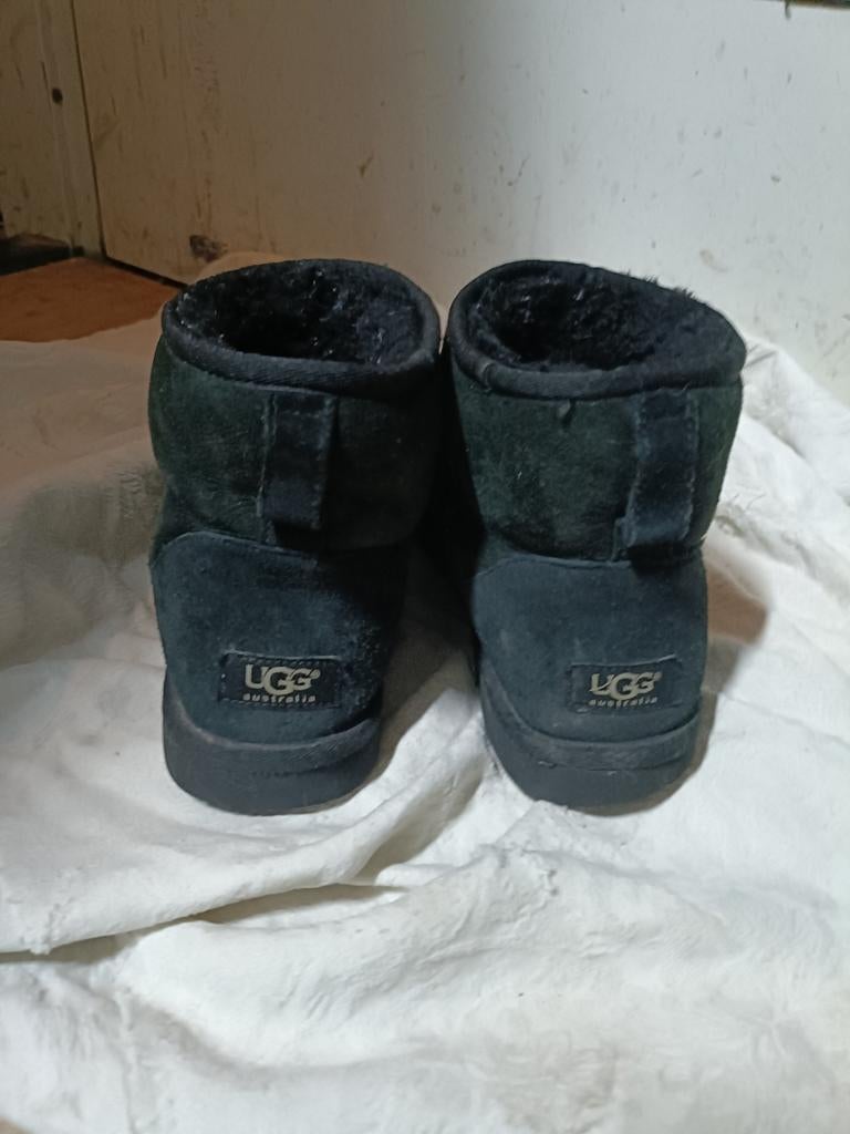 De andere paar zgan uggs., Zwart, Lage of Enkellaarzen, Ophalen of Verzenden, Zo goed als nieuw