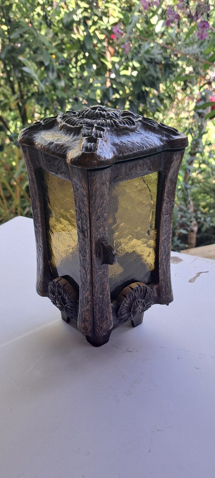 Antieke bronzen graflantaarn met geel glas, Antiek en Kunst, Ophalen of Verzenden