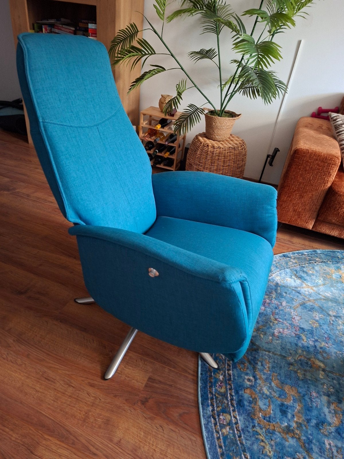 stoelen 2 oranje 2 blauwe. relax fautuil 1x . kleed  2 meter, Ophalen