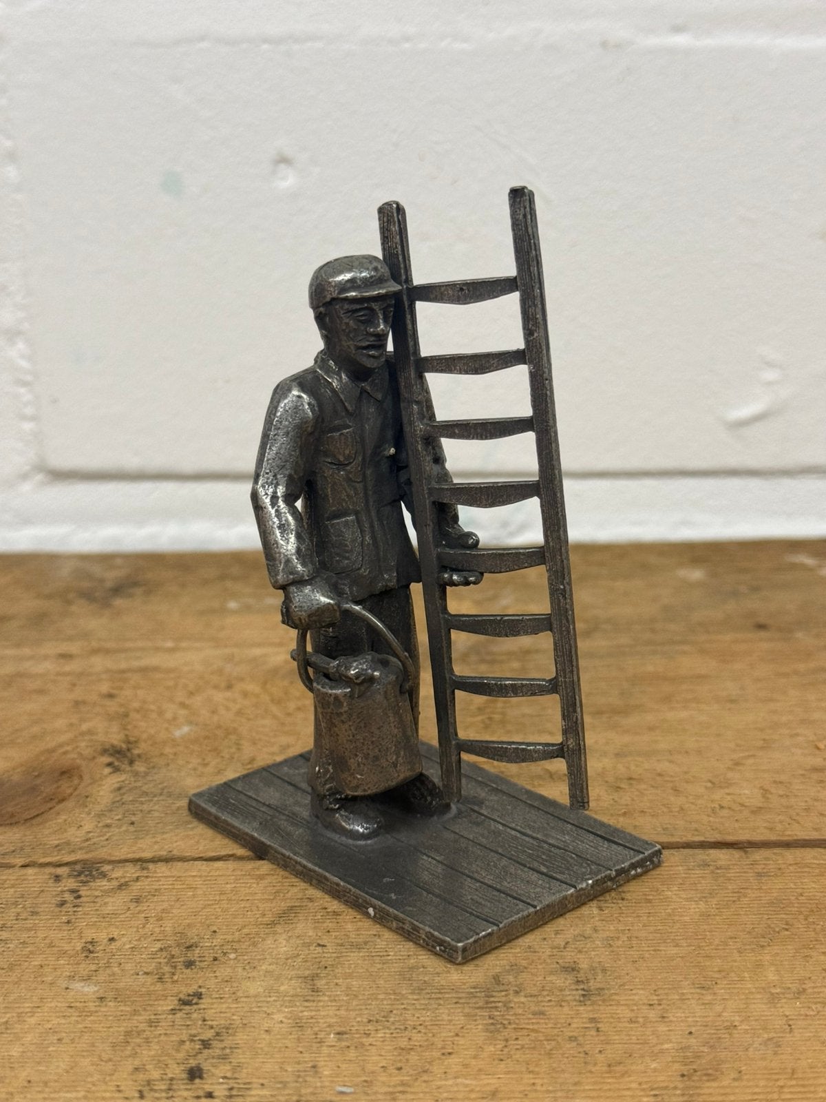 Oud tinnen beeldje schilder met ladder / trap en blik verf, Ophalen of Verzenden