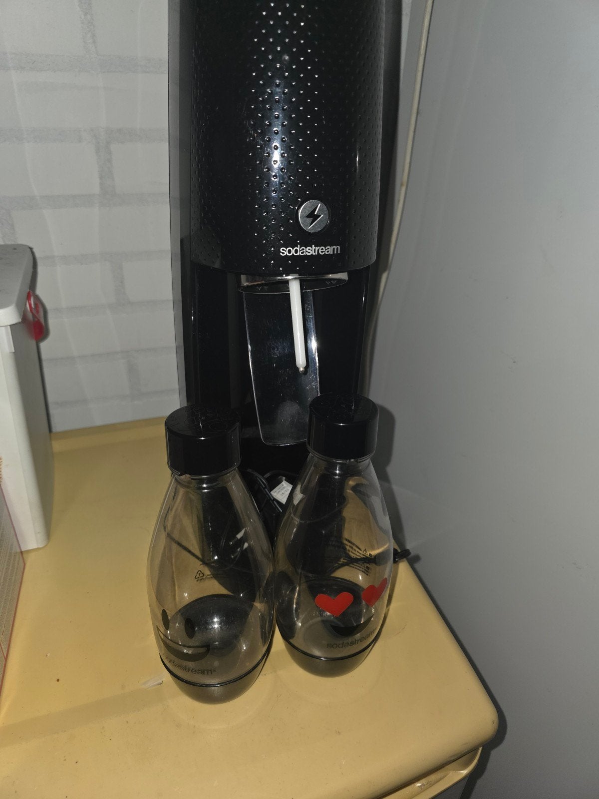 Sodastream bruiswatermaker met 2 flessen spirit one touch, Ophalen, Overige typen, Kunststof, Zo goed als nieuw