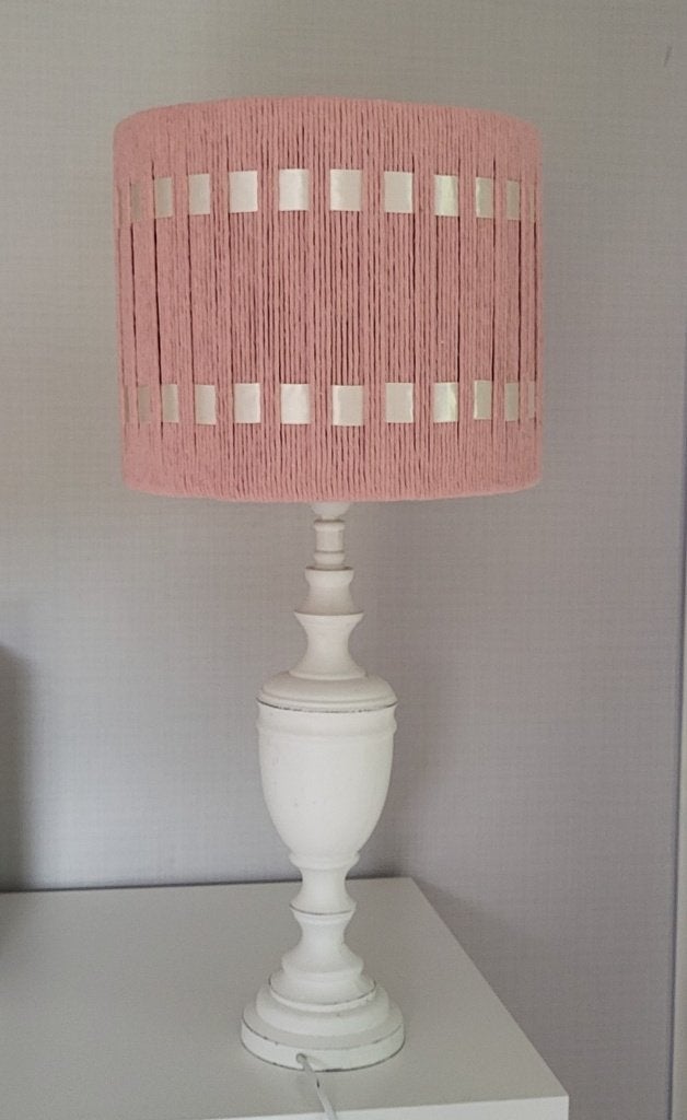 Prachtige lampenkam roze met lint , handgemaakt NEW, Huis en Inrichting, Lampen | Lampenkappen, Hanglamp, Rond, Nieuw, 30 cm
