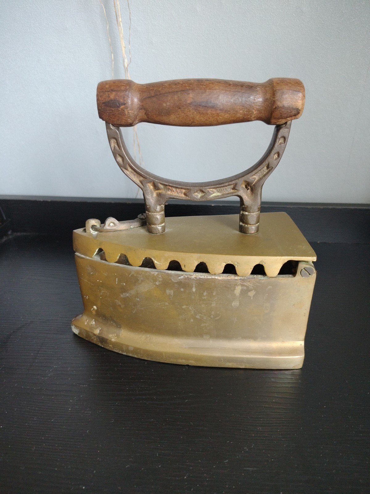 Antiek messing strijkijzer met houten handvat, Ophalen of Verzenden