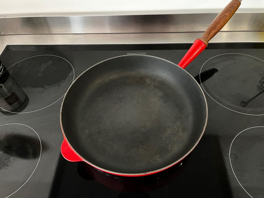 Le Creuset bakpan 28 cm kersenrood, Huis en Inrichting, Ophalen of Verzenden, Zo goed als nieuw, Gietijzer, Koekenpan of Braadpan