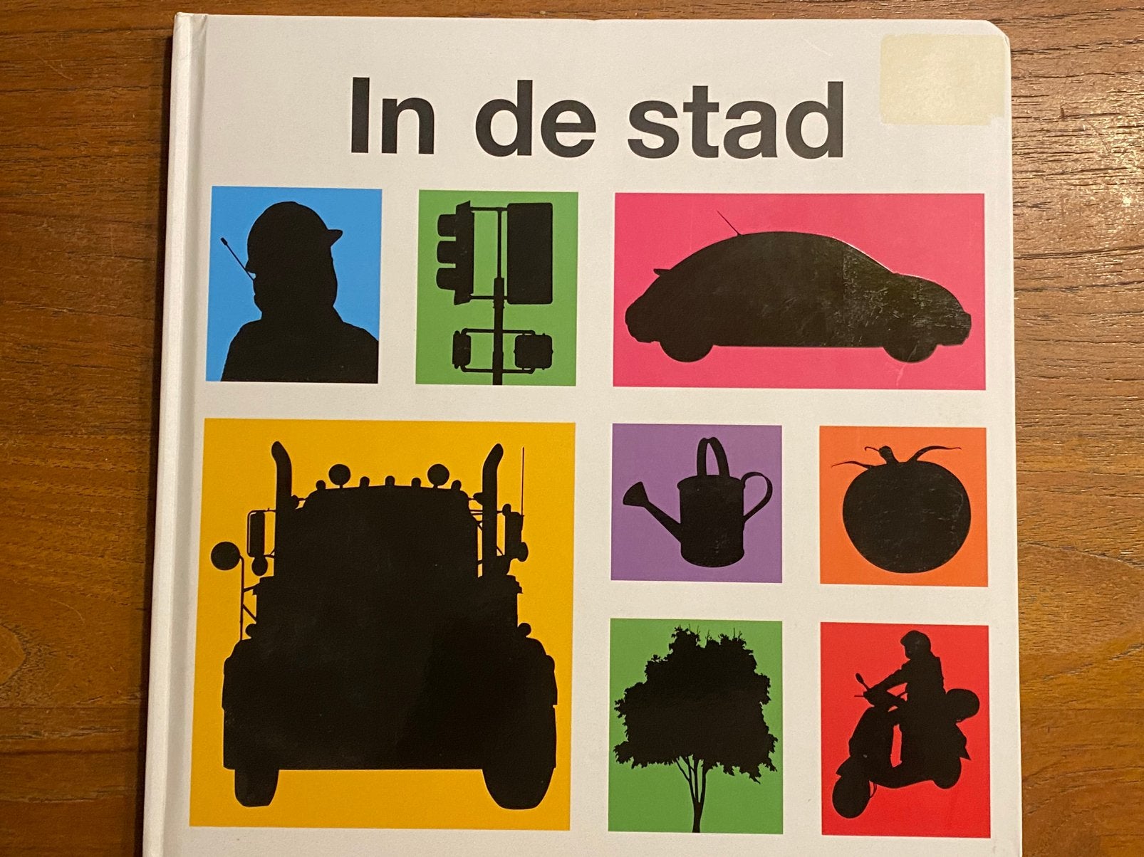 In de stad - Roger Priddy - schaduwboek met flapjes, Boeken, 3 tot 4 jaar, Roger Priddy, Ophalen of Verzenden, Zo goed als nieuw