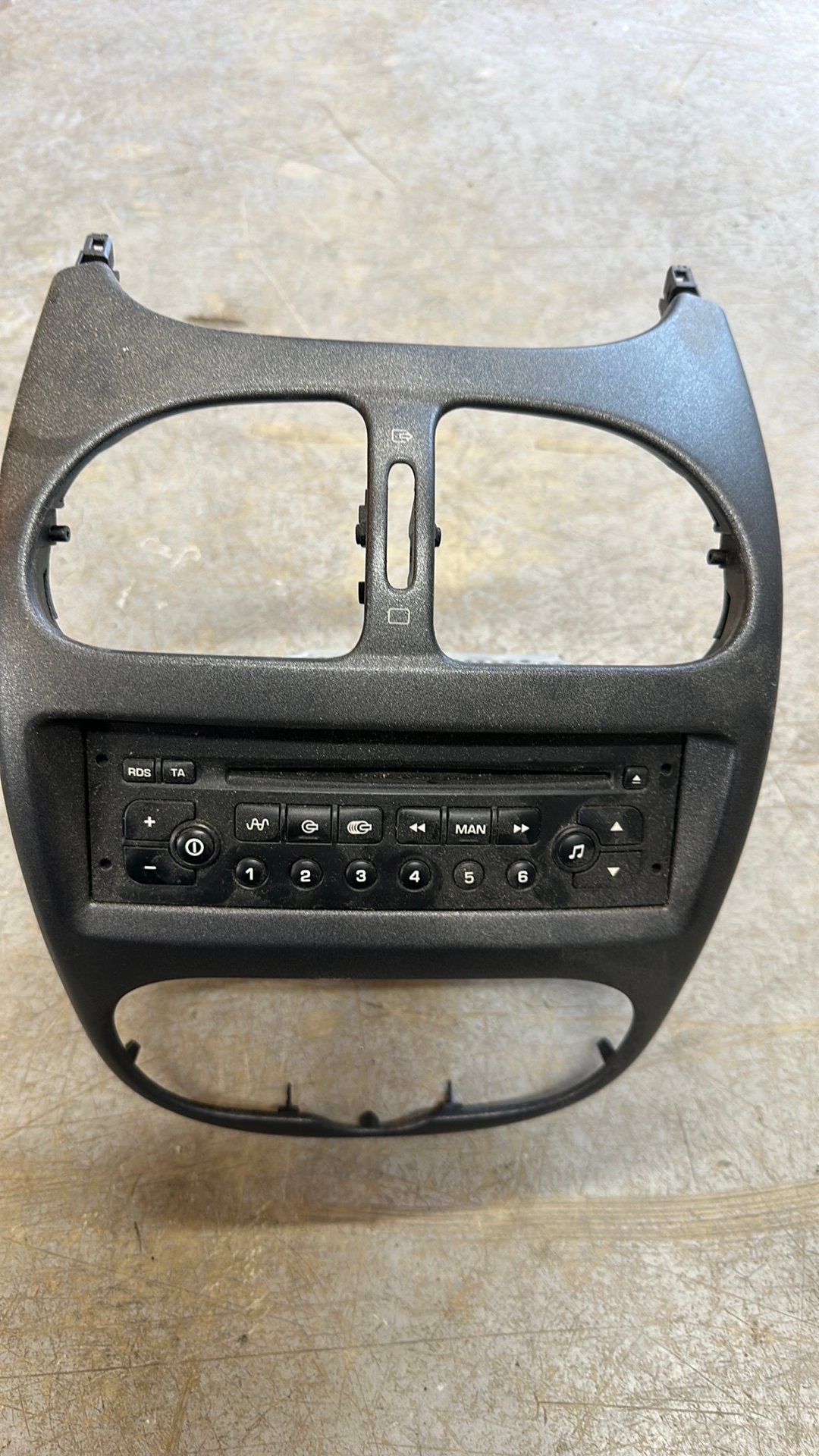VDO RD3-01 Autoradio voor Peugeot (PSARCD100-02), Auto diversen, Autoradio's, Ophalen of Verzenden, Gebruikt