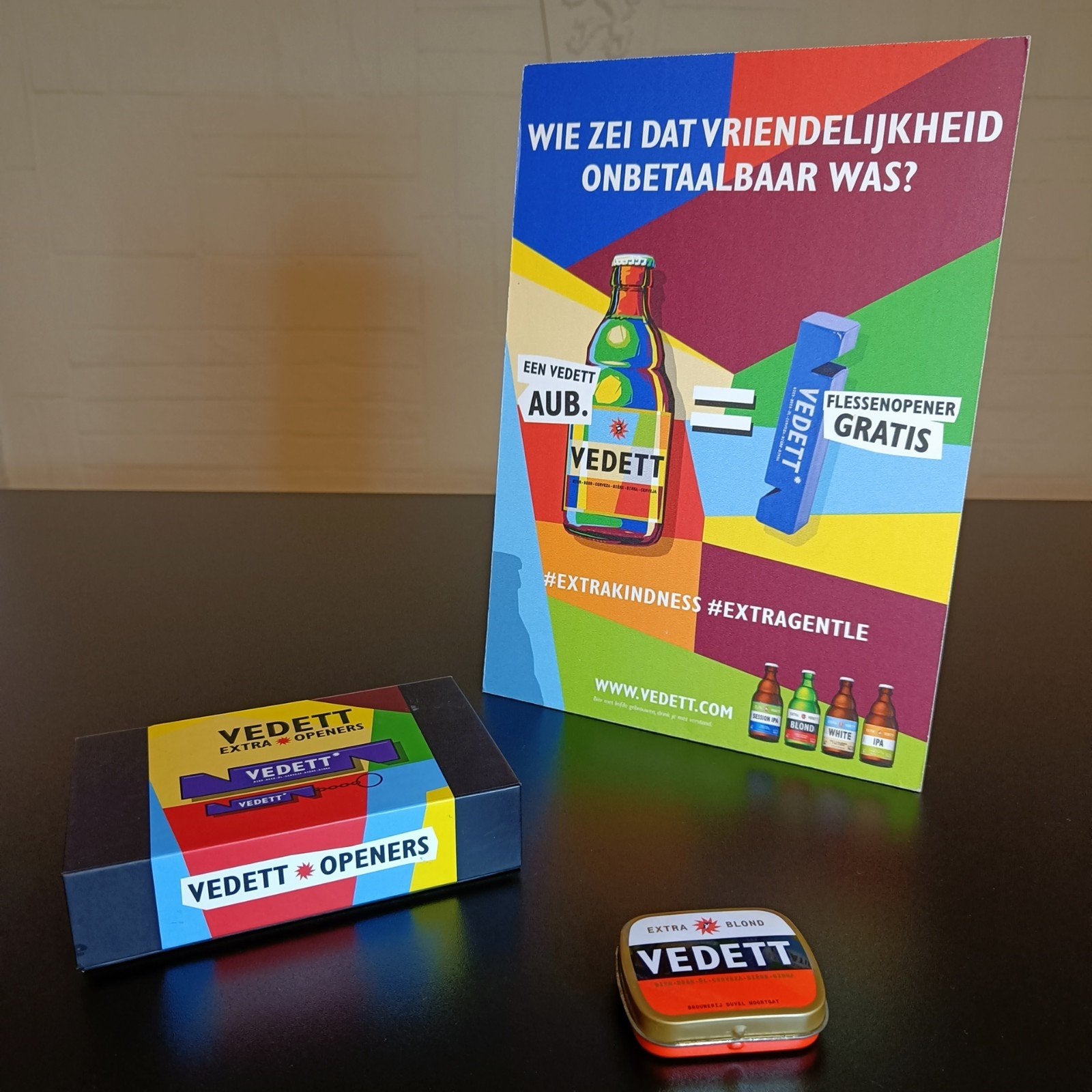 Vedett promotie set: flessenopeners, blikje & display., Ophalen of Verzenden, Zo goed als nieuw, Reclamebord