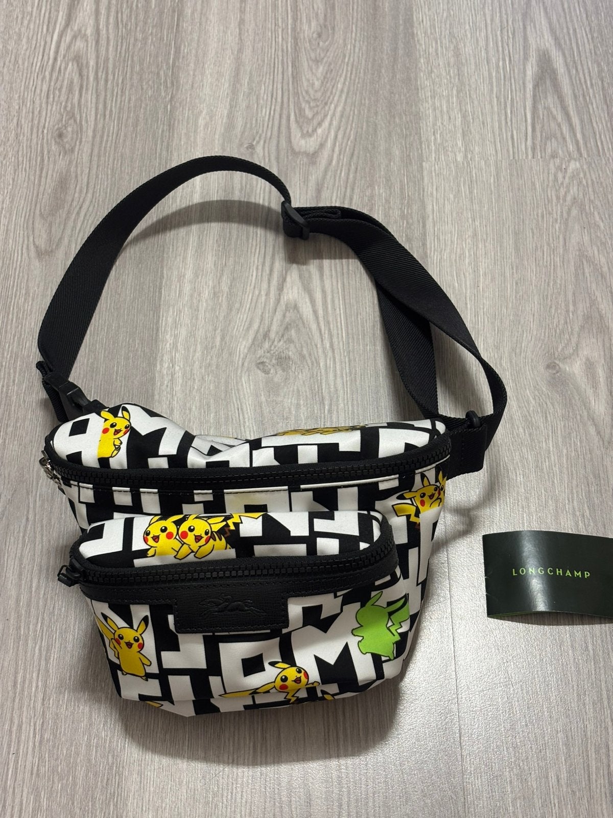 Longchamp x Pokemon ongedragen! NEW, Sieraden, Tassen en Uiterlijk, Ophalen of Verzenden, Nieuw, Geel, Handtas